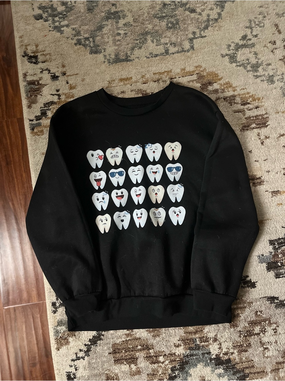 Source Unknown Black Crewneck Sweatshirt with Tooth Faces Graphic
